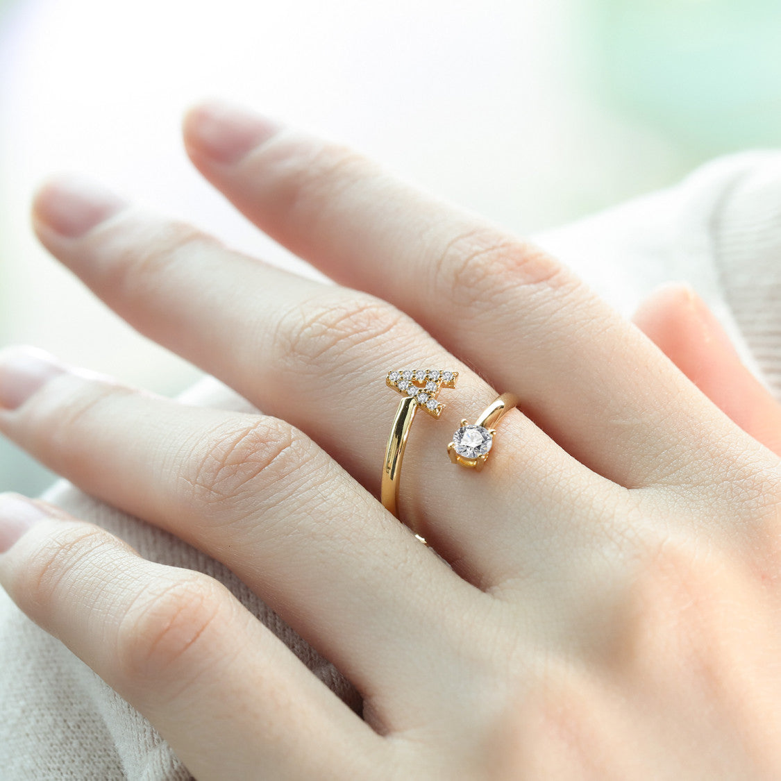 Bague Initiale avec Zircons Cubiques - Taille Ajustable Chris